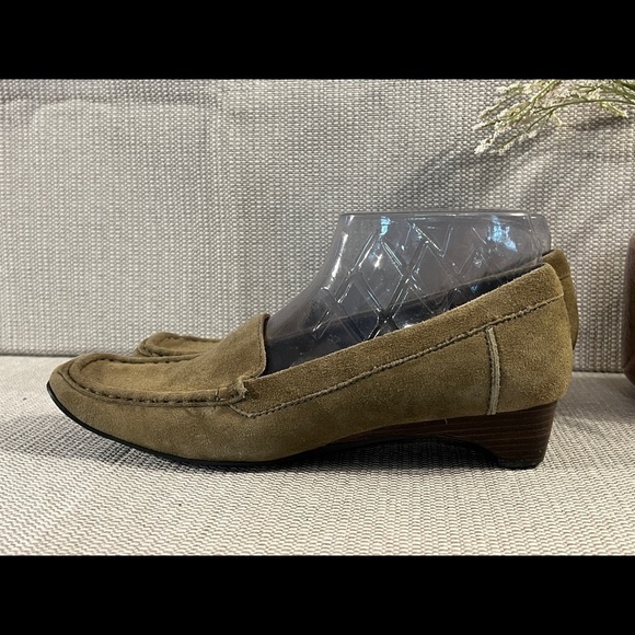 🛍️ KENZIE‎ Taupe suede kitten heel loafers size 7.5 - Picture 2 of 10